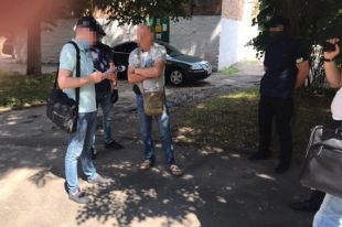 В Хмельницкой области чиновник ГФС требовал 5,5 тысячи долларов взятки