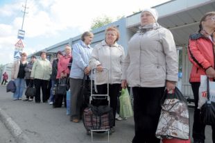 Очередь на остановках садовых маршрутов в Омске.