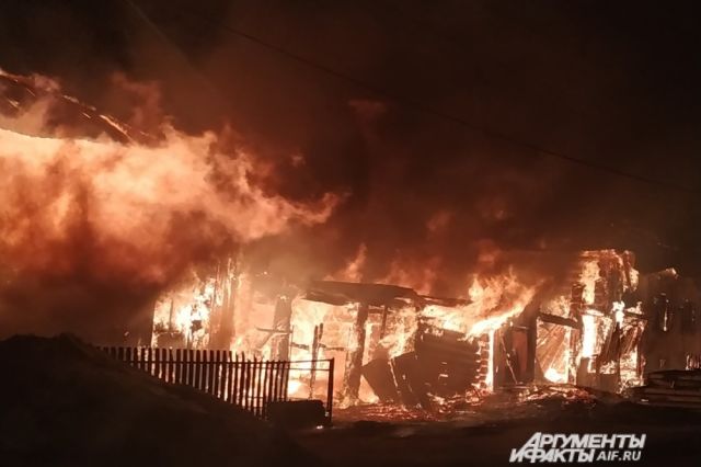 Из-за непотушенной сигареты сгорел дом культуры в Пермском крае