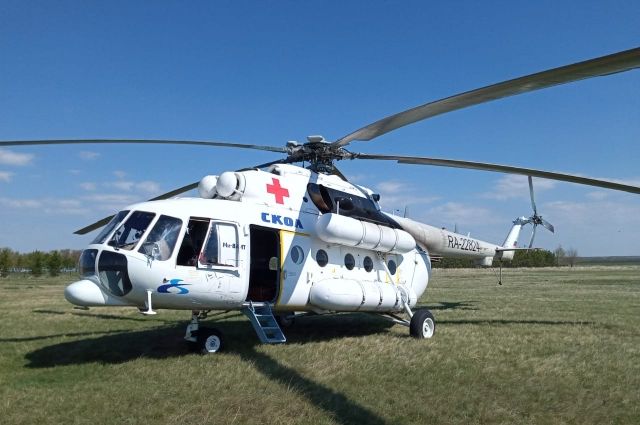 Вертолет санавиации доставил в Оренбурге пострадавшую от наезда иномарки школьницу.