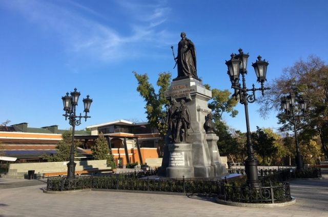 В Симферополе приступили к чистке фонтанов в Екатеринском саду