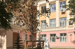 В центре Оренбурга высадят новые липы взамен пострадавших от жары старых.