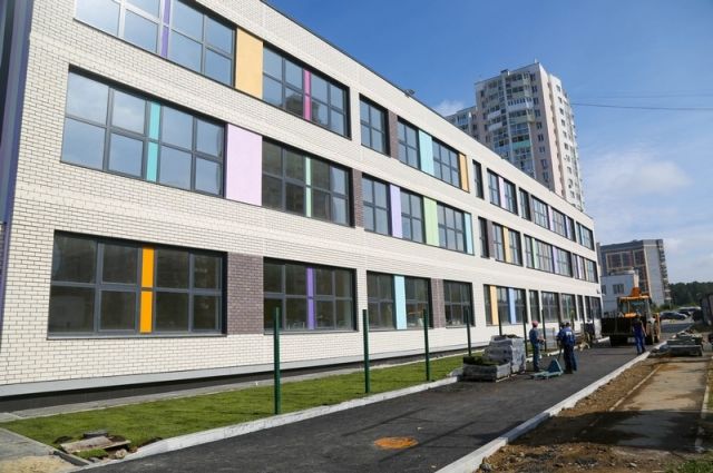 В Екатеринбурге «растянули» маленькую школу и строят еще восемь