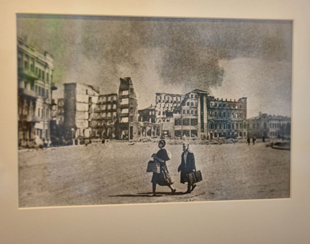 Жители Сталинграда покидают город. 1942