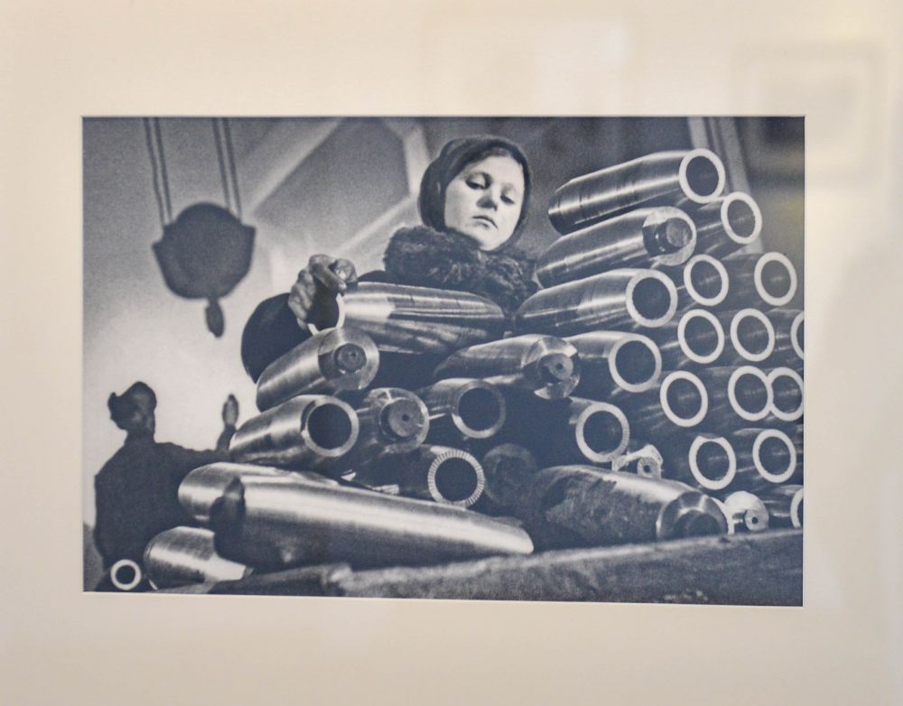 Заводской Цех девочка укладывает болванки снарядов.1942