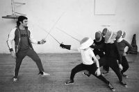 Чемпион мира по фехтованию Виктор Кровопусков обучает юных саблистов мастерству ведения боя. 1978 год.