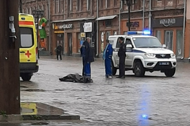 В Екатеринбурге парень упал с крыши дома на улице Вайнера