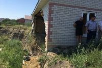 Оползень уже разрушил один из домов на улице Серова, и магистраль может разделить его судьбу.