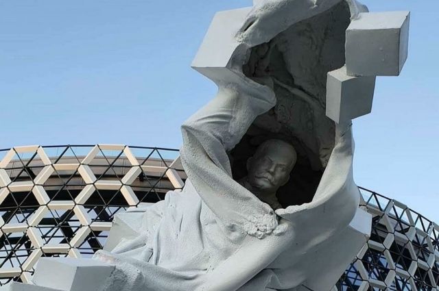 В Казани требуют убрать памятники-монстры с лицами Ленина и Сталина
