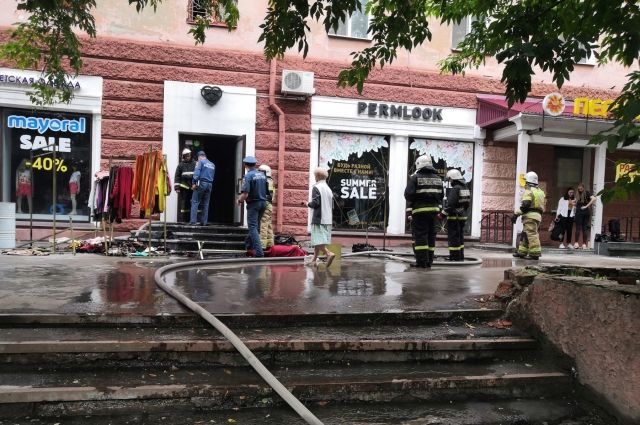 В Перми 15 человек эвакуировались из горящего магазина
