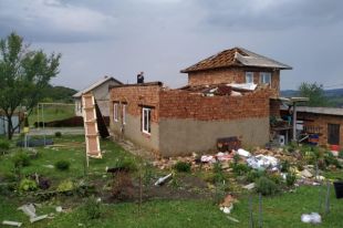 Повреждены дома и повалены деревья: в Черновицкой области прошел ураган