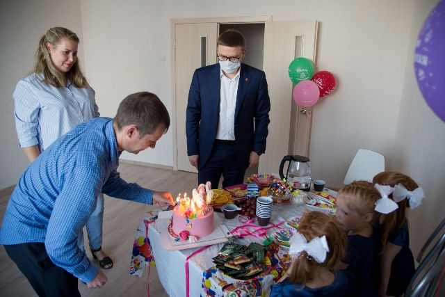 Праздничный стол у Гатаевых в новой квартире был таким, как полагается – с конфетами, фруктами и, конечно, тортом с зажжёнными свечками.