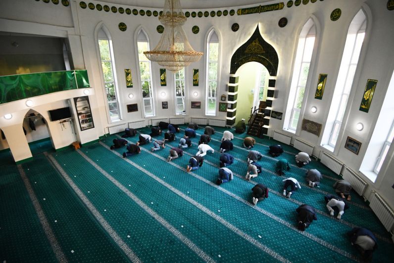 Мусульмане во время праздничной молитвы в Соборной мечети Новосибирска.
