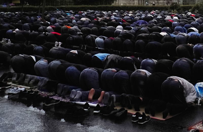 Мусульмане во время праздничной коллективной молитвы у Соборной мечети Санкт-Петербурга.
