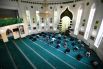 Мусульмане во время праздничной молитвы в Соборной мечети Новосибирска.