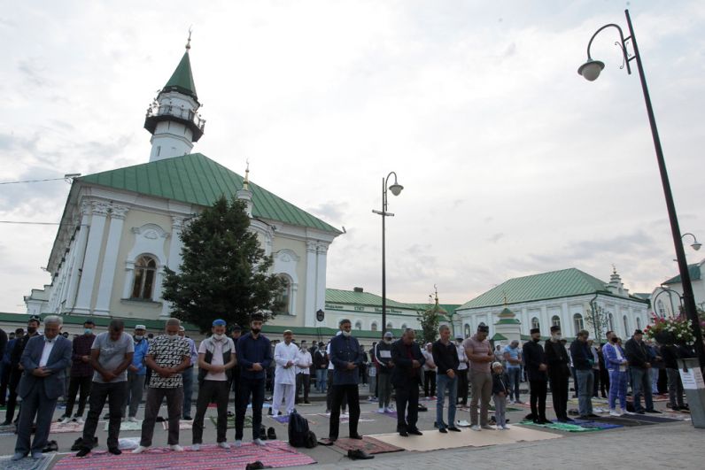 Верующие во время совершением намаза у мечети «Аль-Марджани» в день праздника жертвоприношения Курбан-байрам в Казани.