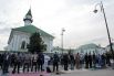 Верующие во время совершением намаза у мечети «Аль-Марджани» в день праздника жертвоприношения Курбан-байрам в Казани.