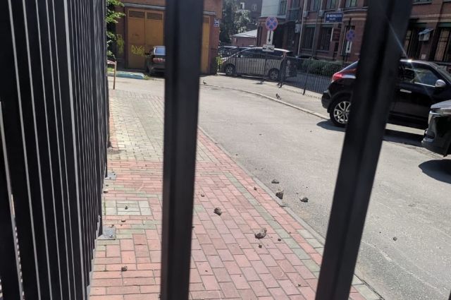 В Новосибирске на человека рухнула штукатурка с фасада здания