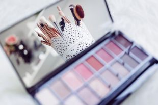 Что должно быть в косметичке летом: семь самых необходимых средств