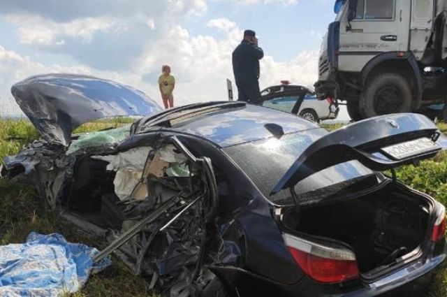 Водитель погиб в столкновении КАМАЗа и BMW под Новосибирском