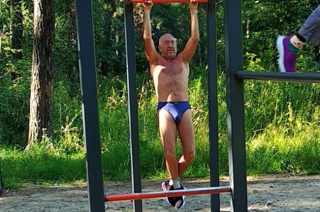 Жителей Новосибирска возмутил спортсмен в трусах на детской площадке