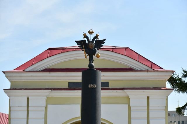 Двуглавый орёл. Как был установлен обелиск в День города в Омске