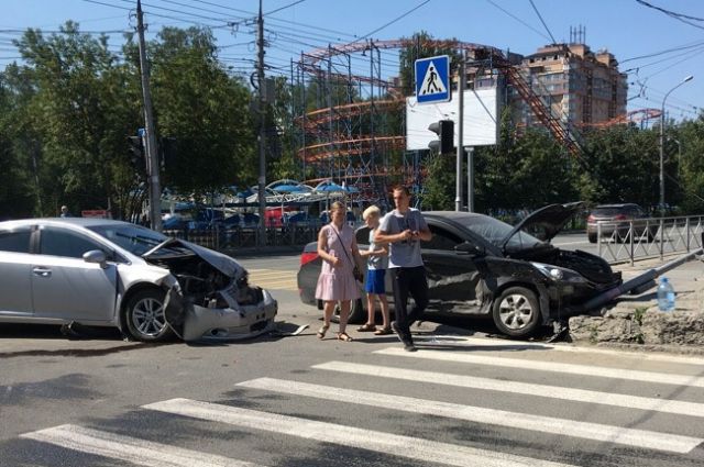 Hyundai снёс светофор в ДТП в центре Новосибирска