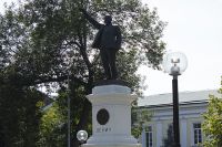 Оренбуржцы просят губернатора вернуть бронзовый памятник Ленину в сквер.