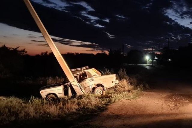 Пьяный водитель врезался в столб в Ростовской области
