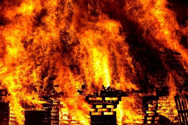 При пожаре в многоквартирном доме в Брянске пострадал один человек