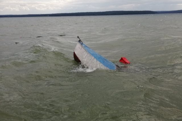 На Иркутском водохранилище из моторной лодки выпали двое человек