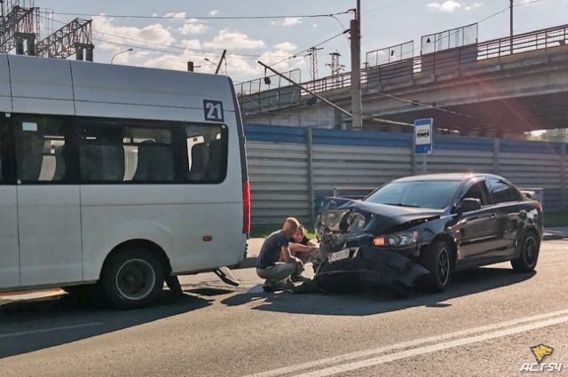 «Mitsubishi Lancer» протаранил маршрутку с пассажирами в Новосибирске