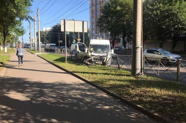 Три человека пострадали, когда фургон врезался в ограждение в Брянске