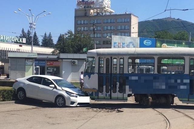 В Пятигорске из-за неисправной стрелки на рельсах трамвай въехал в иномарку