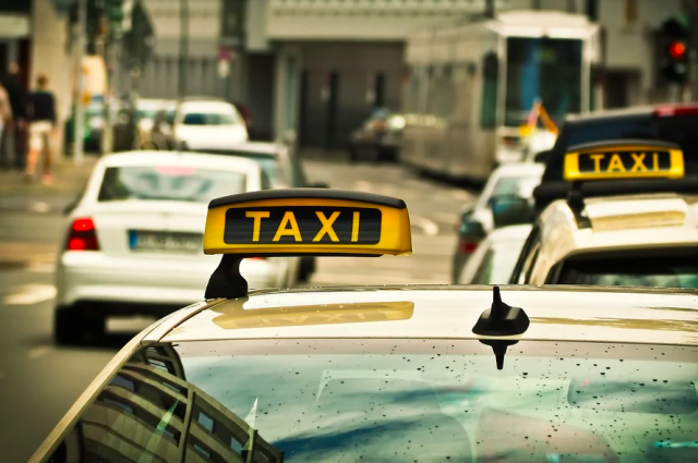 В Мурино такси Uber утонуло в канаве
