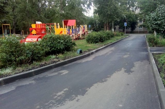 В Барнауле благоустраивают дворы по муниципальному проекту