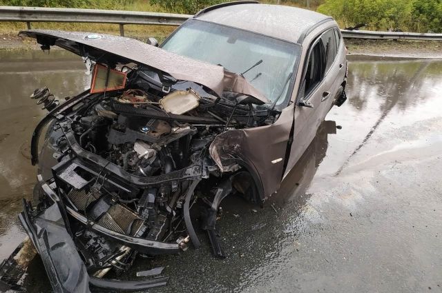 В Тольятти госпитализирован водитель BMW X1, врезавшийся в бетонный столб