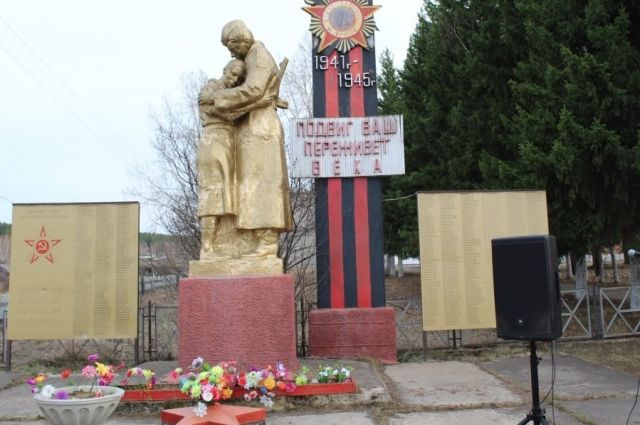В центре села Сухово, среди буйной зелени, в 1986 году был воздвигнут памятник односельчанам.