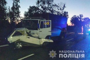 В Винницкой области грузовик столкнулся с легковушкой: два человека погибли