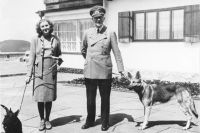 Адольф Гитлер и Ева Браун с собаками.