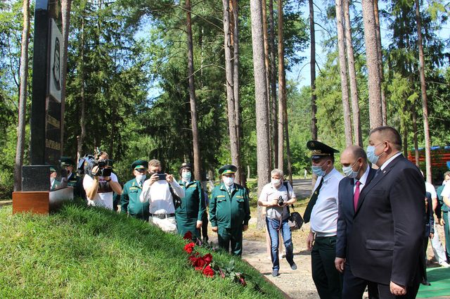 Первый в России памятник лесникам-партизанам открыли в Брянской области