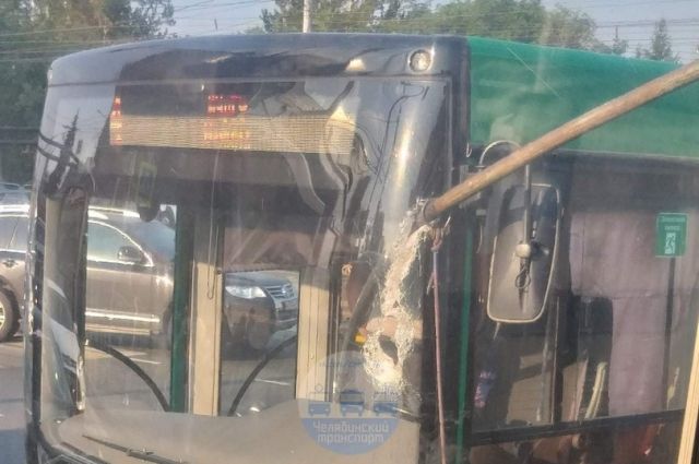 «Рога» троллейбуса пробили лобовое стекло автобуса в центре Челябинска