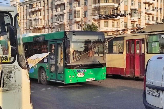 При ДТП с троллейбусом и автобусом в Челябинске пострадал водитель