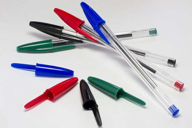 Челябинцы заказывают ручки и карандаши из Китая к новому учебному году