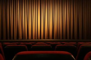 Минкультуры разъяснило порядок рассадки семей в театре и кино