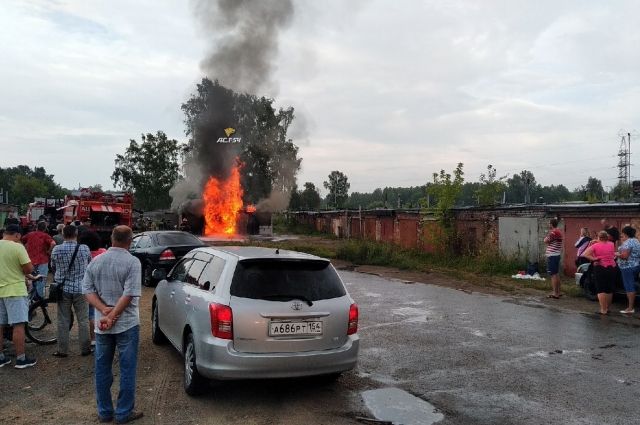 Пожарные спасли мужчину из горящего гаража в Новосибирске