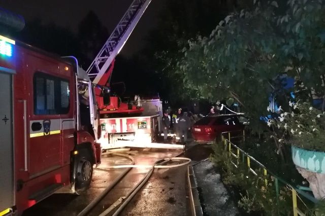 Пожарные в Челябинске спасли 10 человек из дома, где загорелась квартира
