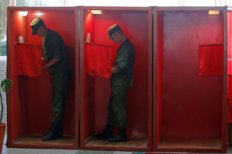 Белорусские военнослужащие на избирательном участке во время президентских выборов в Минске.