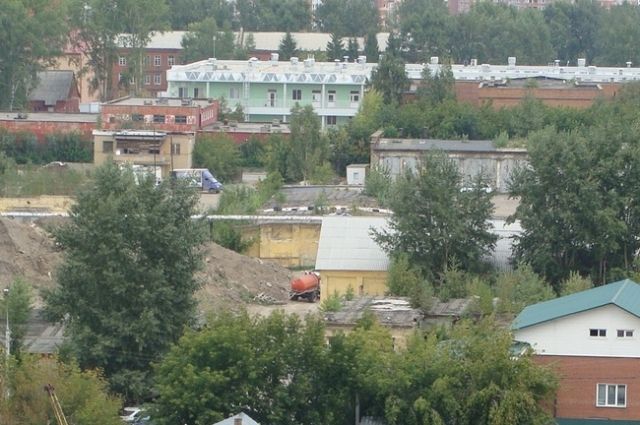 Фекалии на земли Министерства обороны сливают в центре Новосибирска