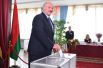 Президент Белоруссии Александр Лукашенко голосует на выборах.